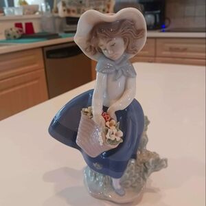 LLADRÓ Pretty Pickings Girl with Hat & Flower Basket #5222 – Porcelain Figurine